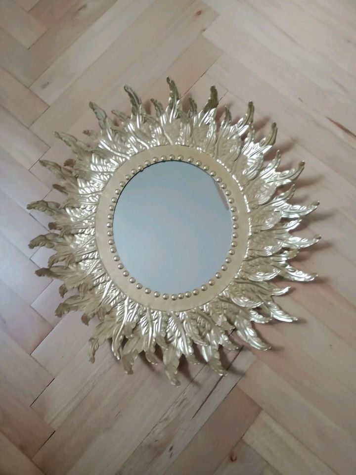Ovaler goldfarbener Spiegel in Schwäbisch Gmünd