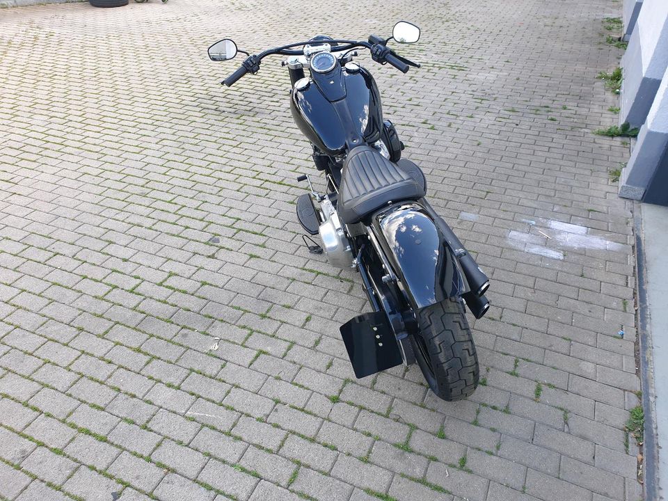 Harley-Davidson Slim/ FLS / EZ.2018 / 107 cui / 6000Km / Softail in Deckenpfronn