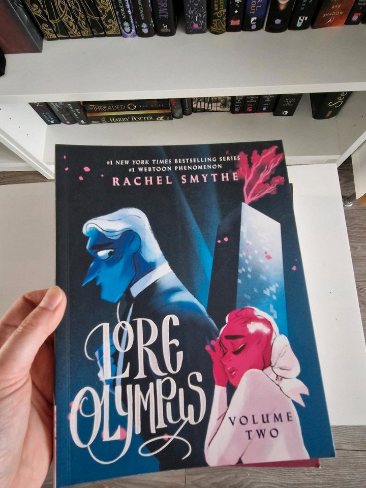 Lore Olympus Volume 1 & 2 englische Softcover in Hilden