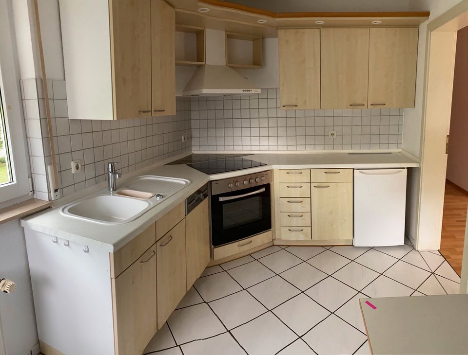 L-Küche mod. Einbauküche mit Elektro Geräten in s.gutem Zustand in Calden