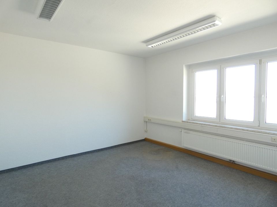 Moderne, helle Büroräume & Konferenzraum (208 m² od. flexibel teilbar) in Gewerbekomplex in Annaberg in Annaberg-Buchholz