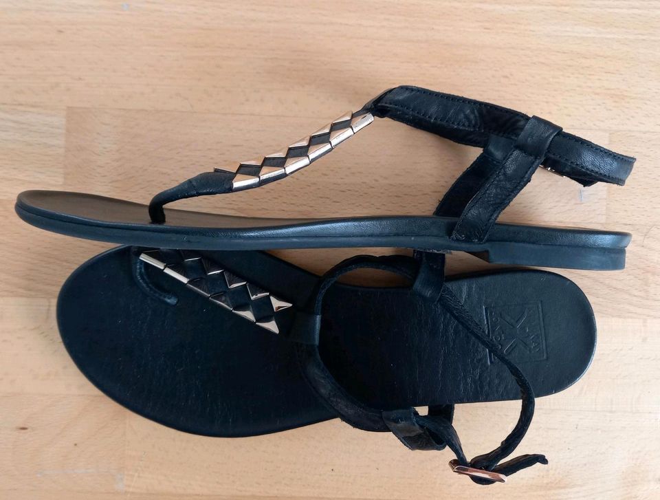 Leder-Zehen-Sandalen,schwarz, Größe 40 in Lügde