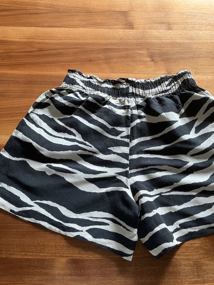 Shorts H&M Linen Blend GR. M Farbe Zebra schwarz / beige in Bad Segeberg