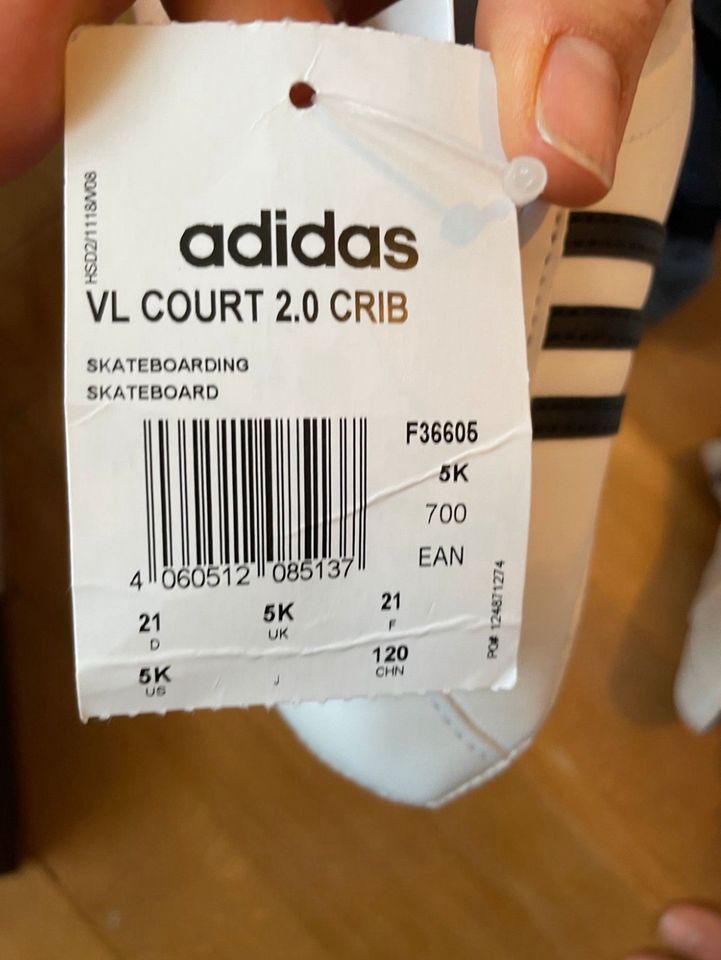 Adidas Sneaker in Freiburg im Breisgau