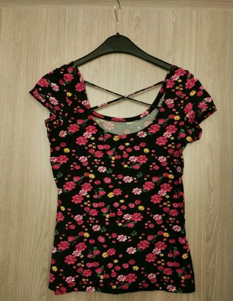 T-shirt mit Blumenmuster in Berge