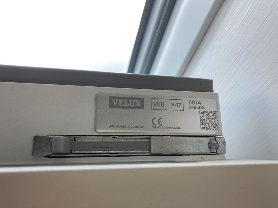 2 Velux Klapp-Schwingfenster VKU Y47 0081 mit Solarrolladen in Achern