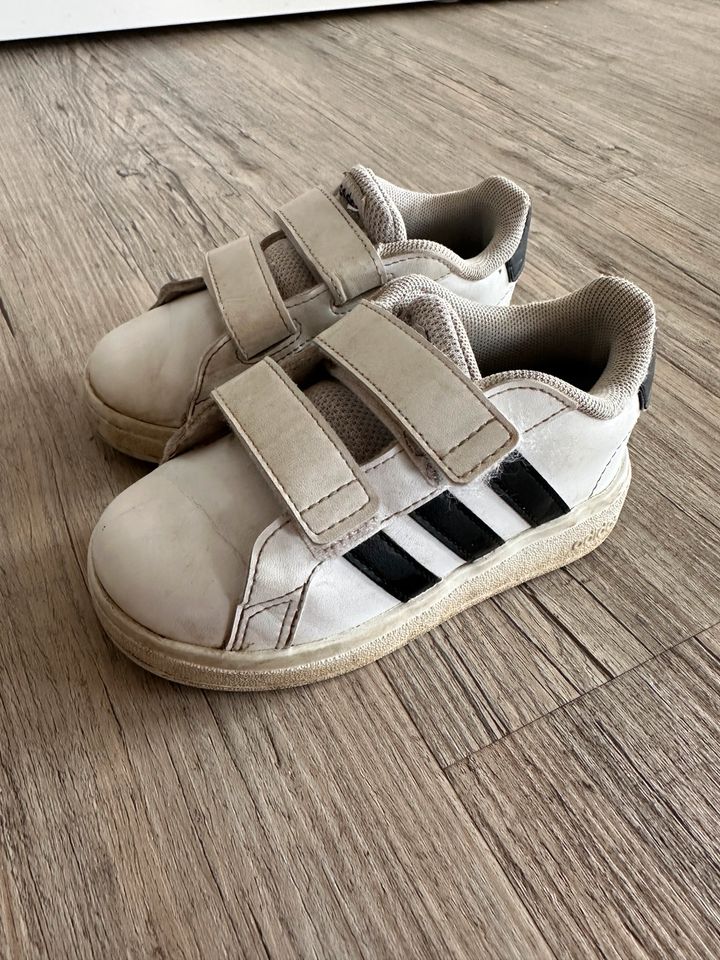 Nike / Adidas Schuhe Sneaker Junge Kleinkind Größe 25 in Dresden