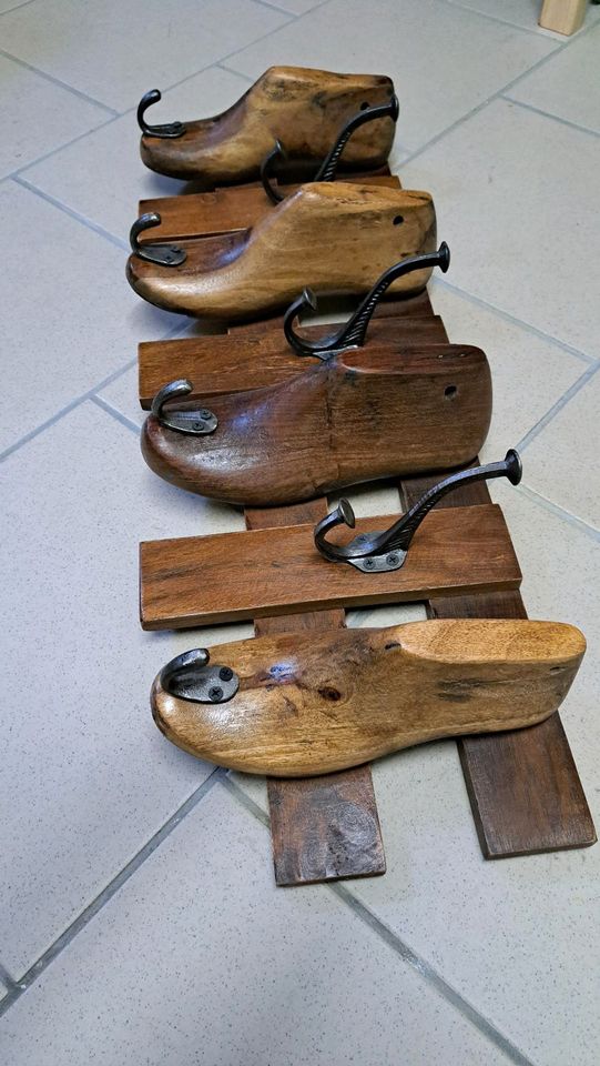 Garderobe Garderobenhaken Holz Schuhe Leisten in Barbing
