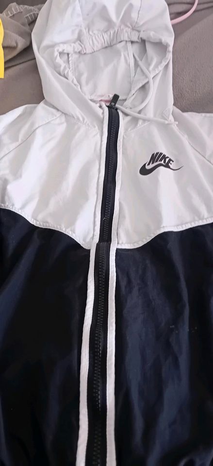 Nike windbreaker in Bernburg (Saale)