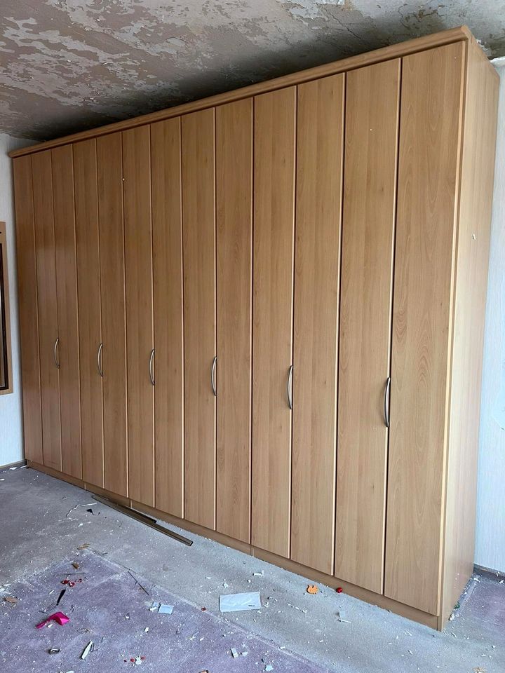 Kleiderschrank Schrank Schlafstubenschrank Wäscheschrank in Kamenz