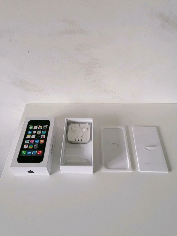 iPhone 5s Original Box - ohne Smartphone - inkl. Earpods Headset in Schonach