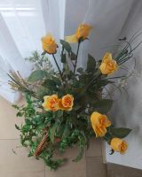 Deko unechte Blumen, Rosen mit Efeu und Div. Grünschnitt Nordrhein-Westfalen - Hilchenbach Vorschau