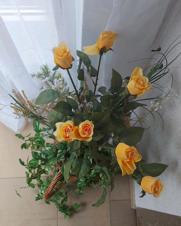Deko unechte Blumen, Rosen mit Efeu und Div. Grünschnitt in Hilchenbach