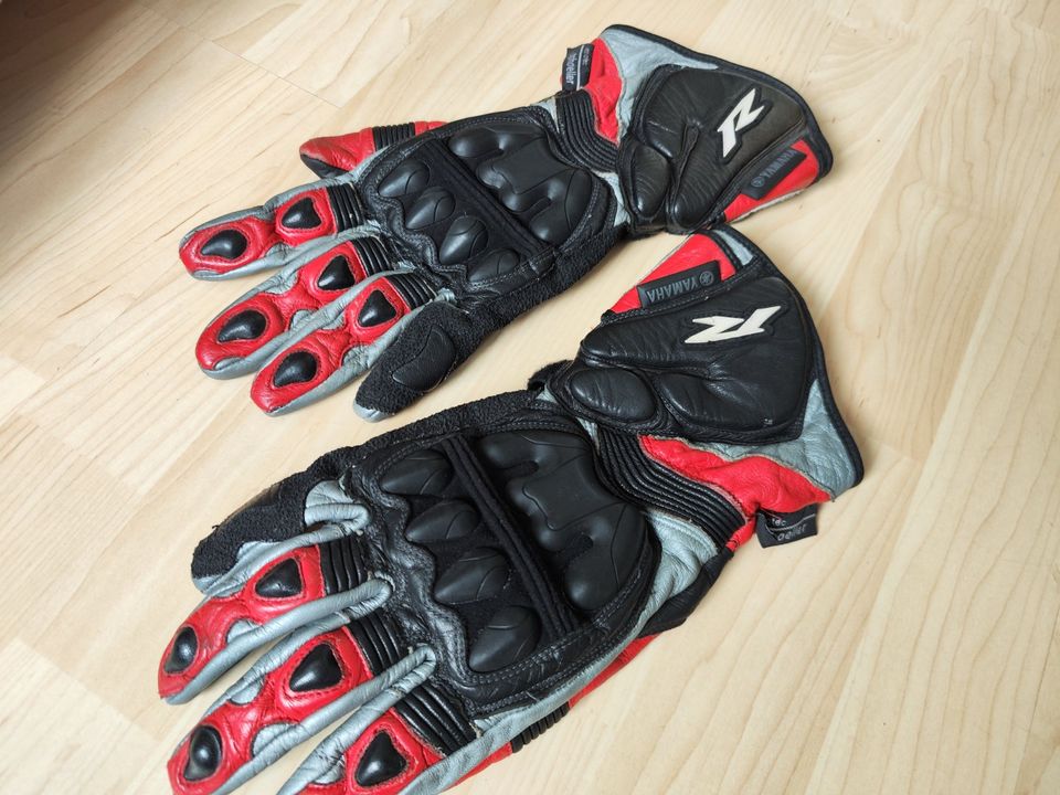 Dainese Lederkombi Yamaha rot 52 2 teilig Handschuhe L in Marpingen