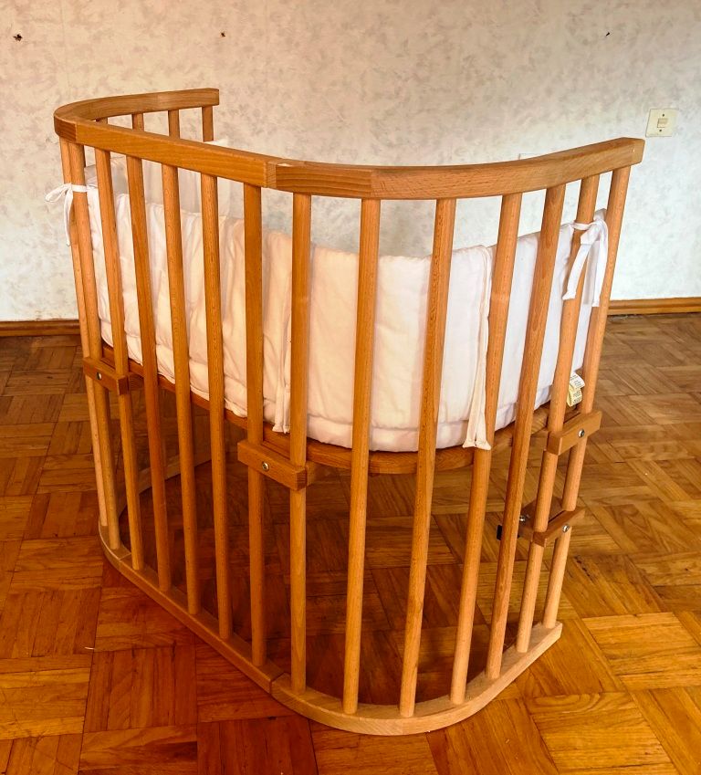 Hochwertiges Baby Beistellbett aus Massivholz mit Kissen in Mülsen