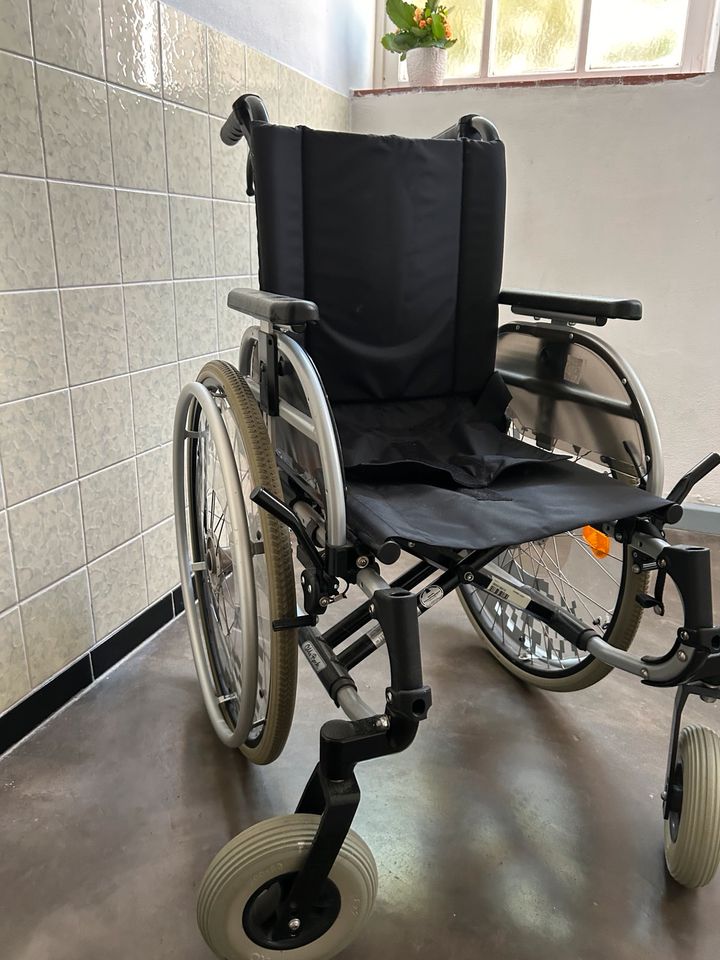 Rollstuhl OTTO BOCK Faltrollstuhl mit Begleitpersonbremse in Wilhelmshaven
