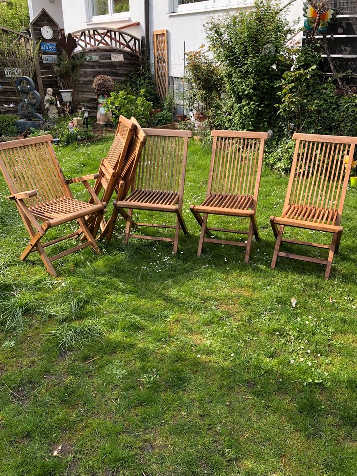 6 Holzgartenstühle einer mit Armlehnen ecoteak in Ergolding