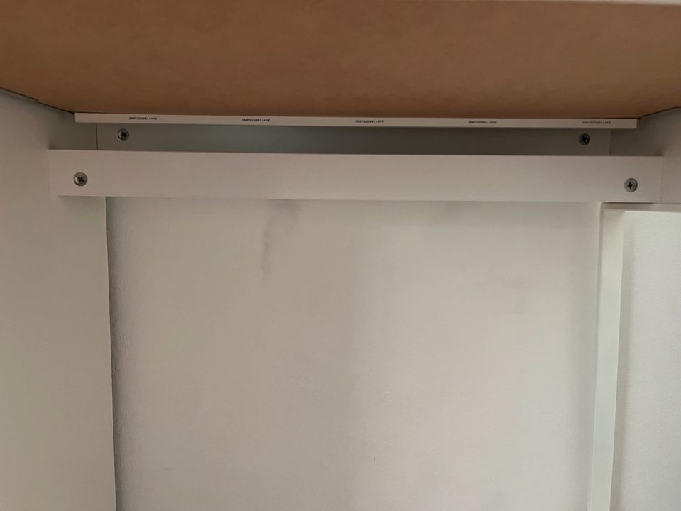 Ikea MICKE Schreibtisch, weiß, 105x50 cm in Halle