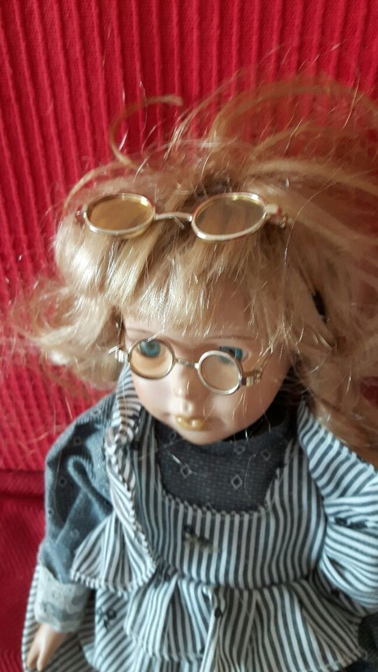 Puppe Mädchen mit Brille in Cölbe