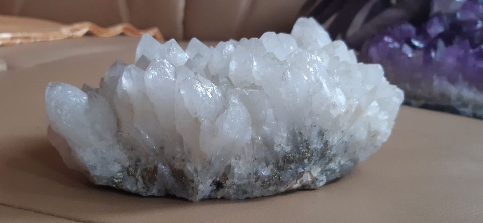 2,408 Kg zauberhaftes Bergkristall mit rose Rhodochrosit + Pyrit in Kiel