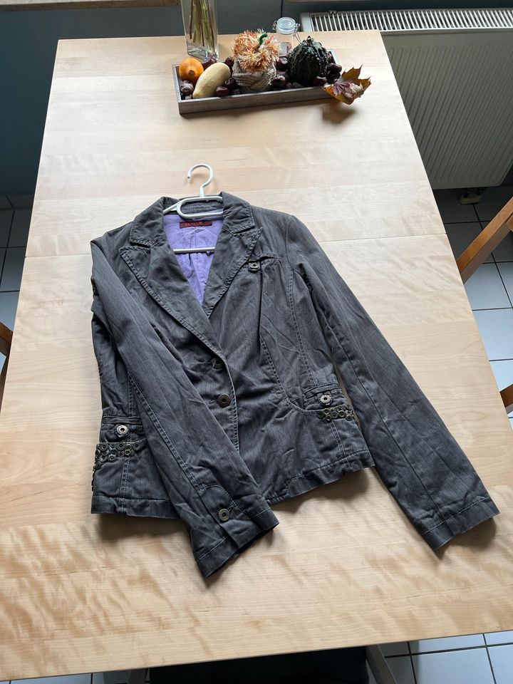 Jacke/Blazer Review Gr. 38 mit tollen Details in Berlin