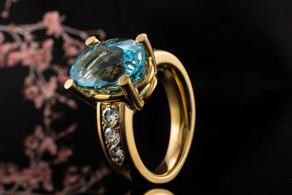 Ring mit Aquamarin Oval Gelbgold 750 Goldschmiedearbeit Diamanten in Wegberg