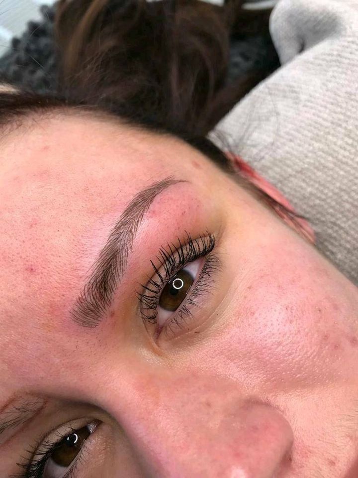 Microblading der Augenbrauen mit der Härchenzeichnung v.Phibrows in Regensburg