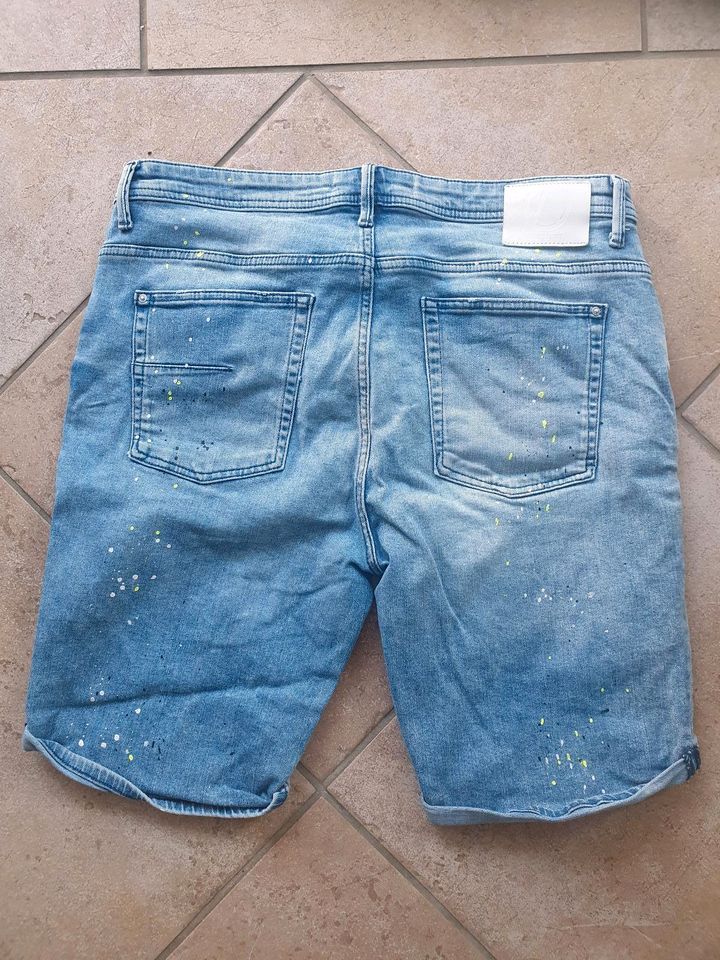 "Ashes to dust" kurze Jeans in Schlangenbad