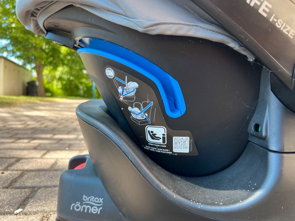 Britax Römer Babysitz Kindersitz Babyschale mit Base Isofix in Naunhof