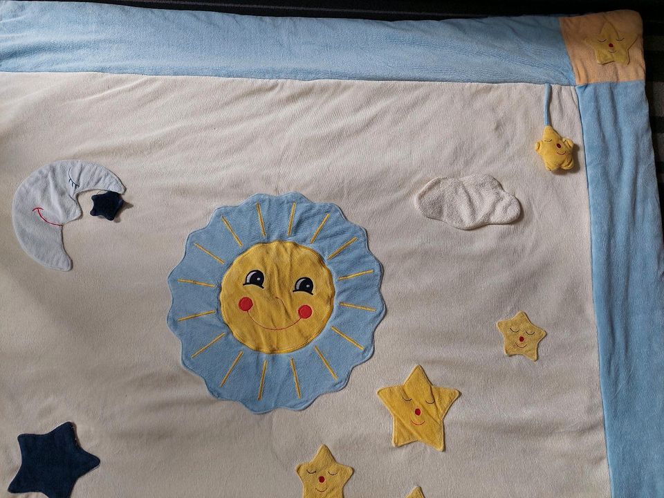 Krabbeldecke Spieldecke 135×110cm Sonne Mond Sterne in Oberschleißheim