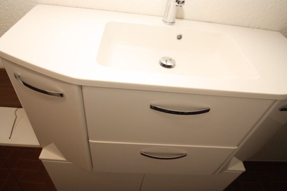 Badezimmer Waschbecken mit Unterschrank und Zubehör in Ratingen