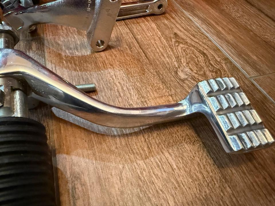 Harley Sportster Hugger XL Fußrastenanlage original unbenutzt in Bonn