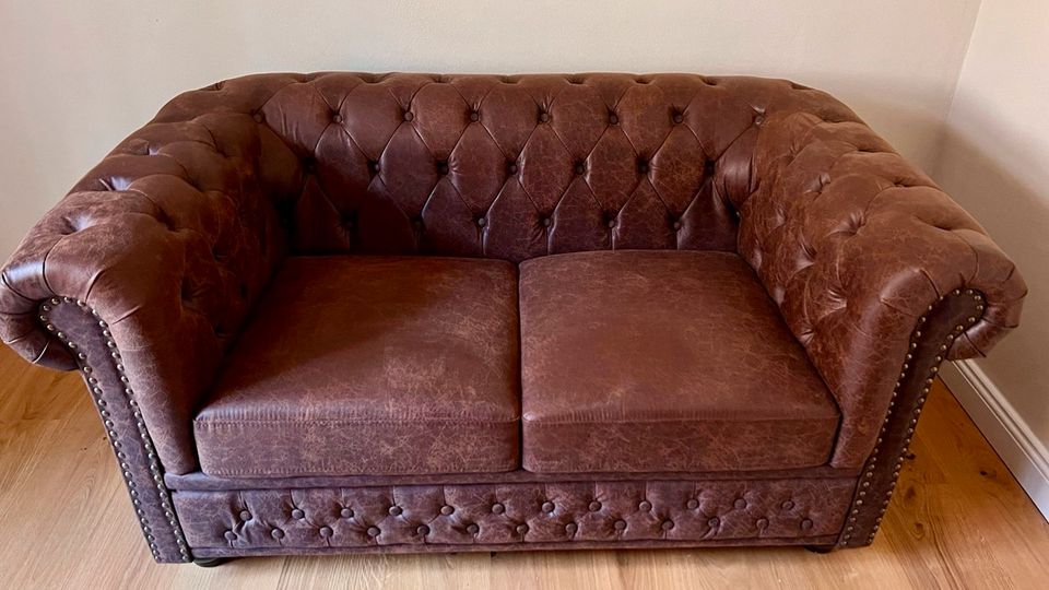 2-Sitzer Couch in Chesterfield Optik in Heilbronn