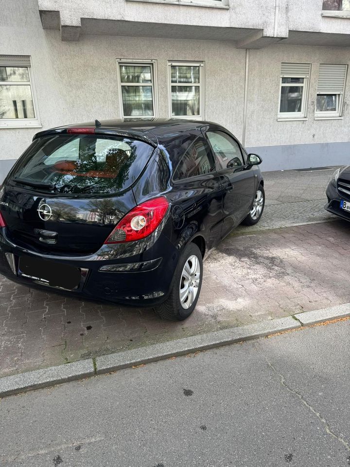 Opel Corsa 1,2 Automatik in Berlin