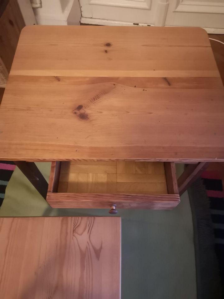 Kinderzimmer-Schreibtisch Tisch klein aus Holz in Berlin