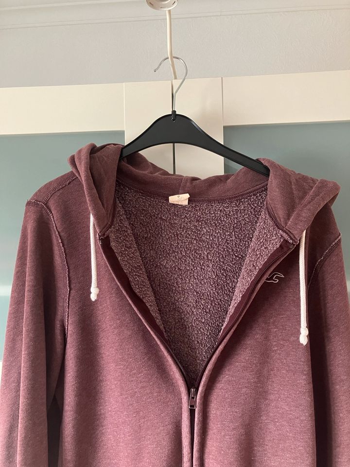 Hollister Sweatjacke bordeaux Gr. M in Kirkel