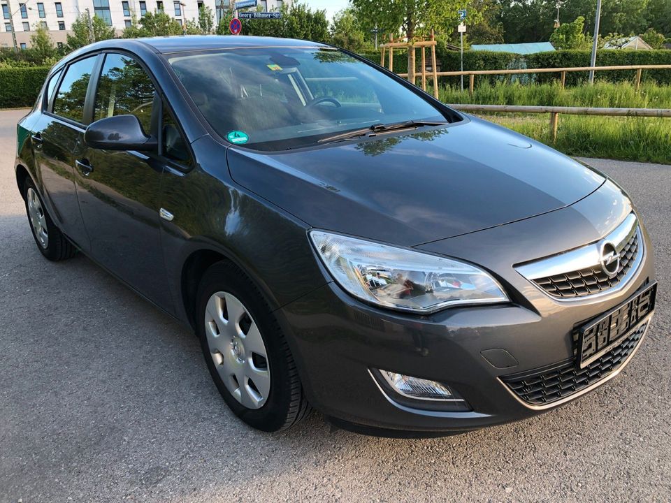 Opel Astra 1,3 CDTI Edition Limo*Klima*Navi*Euro5*TÜV in München