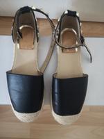 Flache Riemchen Sandalen mit Nieten schwarz Gr. 36 Hessen - Langenselbold Vorschau