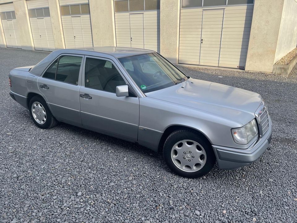 Mercedes-Benz E230 , H-Kennzeichen Oldtimer 1.HD in Pulheim