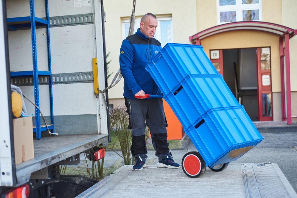 Firmen und Lager Umzügen , LKW mit Ladebordwand und Hubwagen in Rietschen