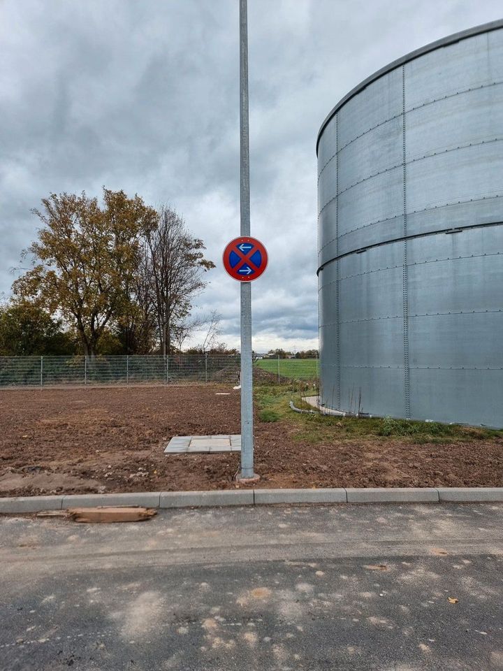 Schilder und Rohrpfosten stellen in Sachsen-Anhalt (Bernburg) in Bernburg (Saale)