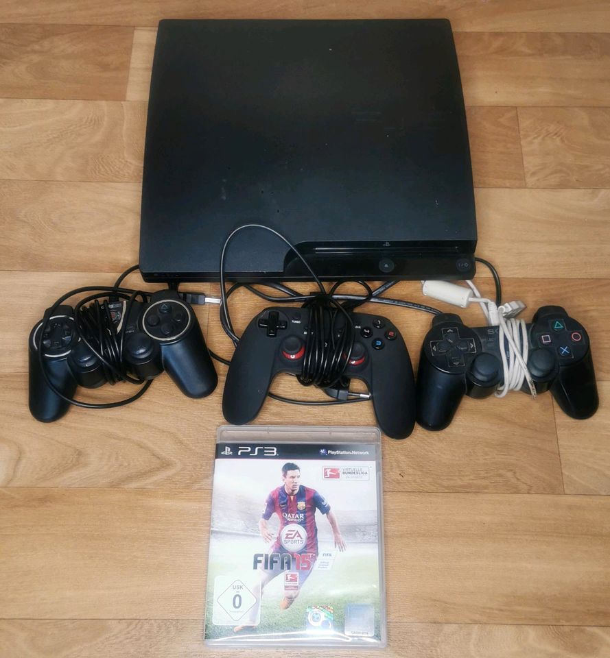 Playstation 3 mit 3 Controllern und einem Spiel in Staßfurt