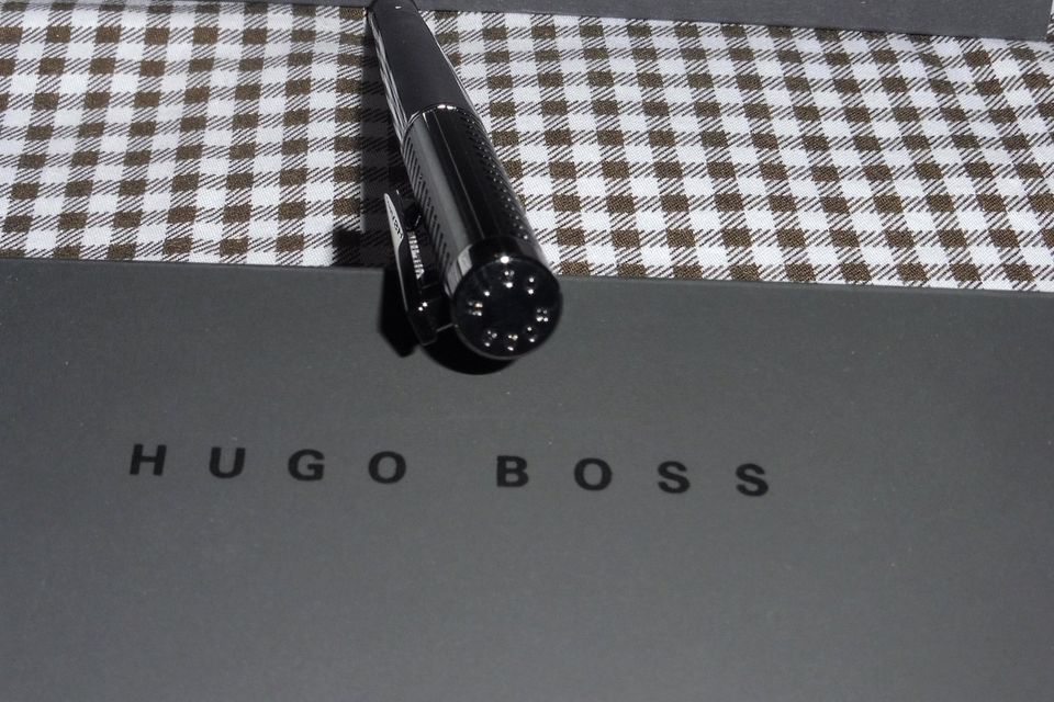 Hugo Boss HSW9022 Füllfederhalter Tire Reifenprofil Füller NP175€ in Langenhagen