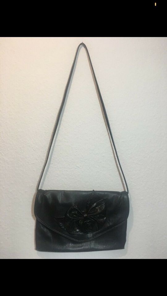 Schwarze Ledertasche mit Rose und langem Trageriemen. Vintage in Bruchsal