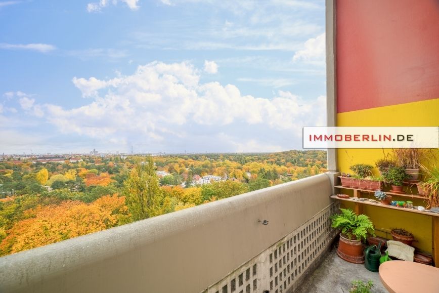 IMMOBERLIN.DE - Begehrenswerte Wohnung im Corbusier-Haus mit Loggia – Bellevue über Berlin in Berlin