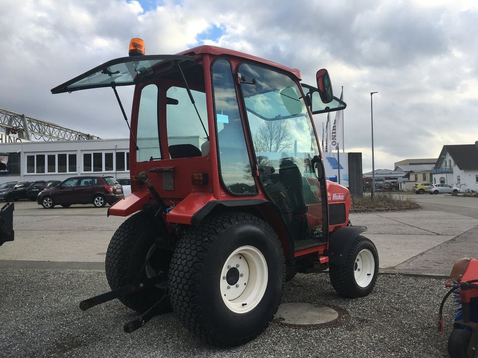 Kommunaltraktor Hakotrac Yanmar John Deere Kehrmaschine Bürste in Engstingen