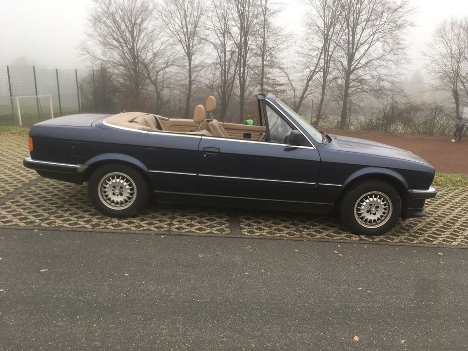 BMW 320i Cabrio E 30 Oldtimer altes DIN Kennzeicheichen 1989 blau in Neu-Anspach
