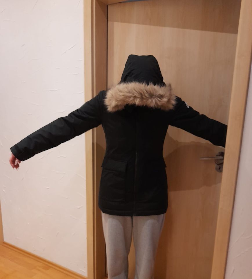 Adidas Winterjacke Größe S, Parka in Barsinghausen