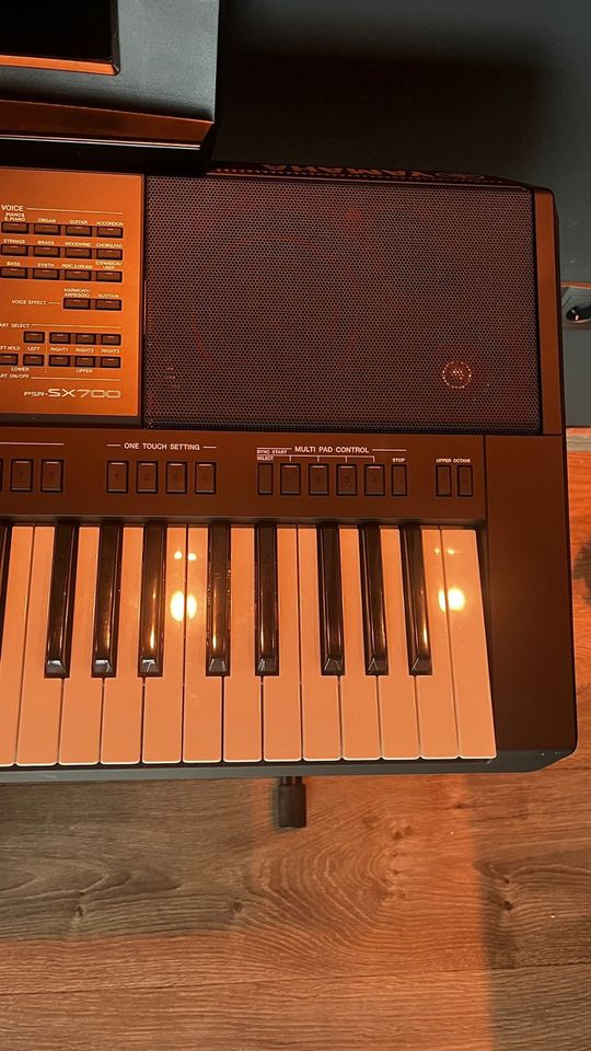 Yamaha PSR SX700 Keyboard in Uplengen