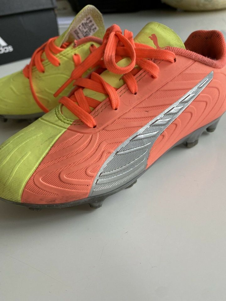 REdUZIERT: Fußballschuhe Stollen Kinder Gr. 31 neon gelb / orange in Göttingen